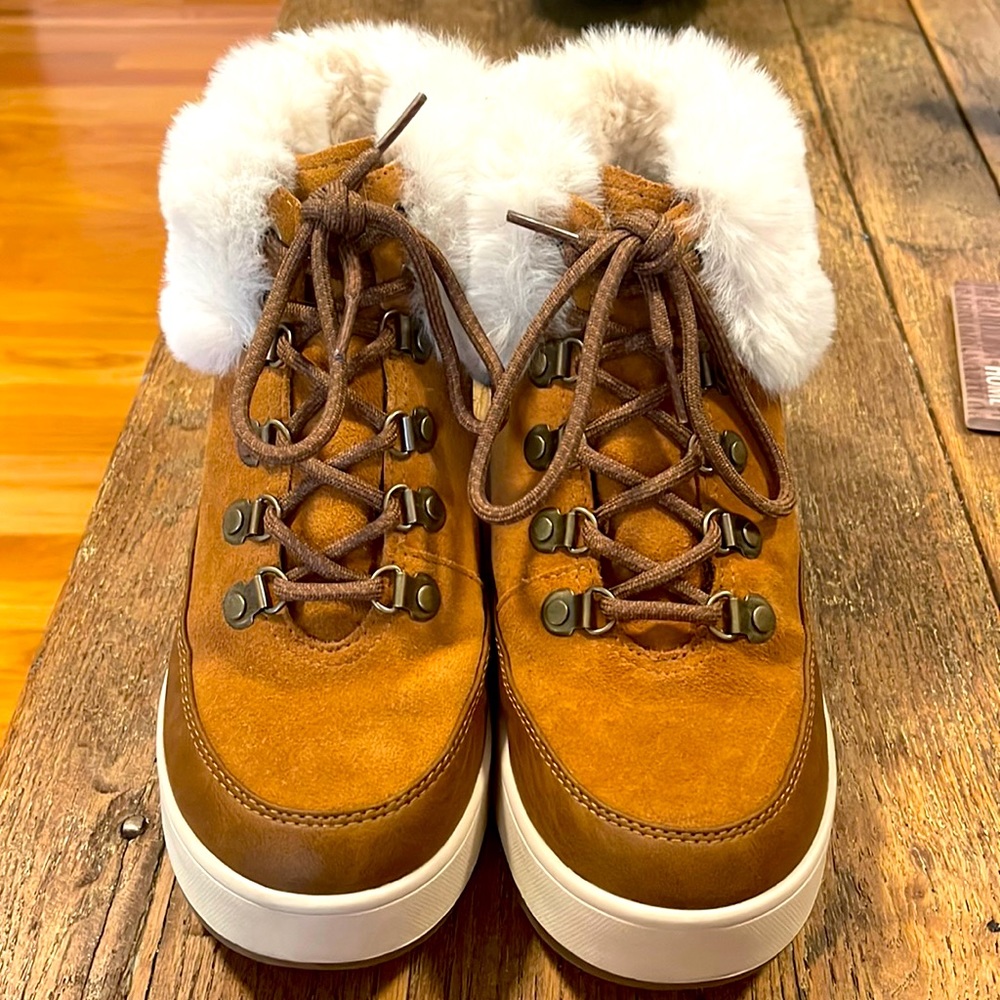 Koolaburra Tynlee Lace-Up Winter Boots